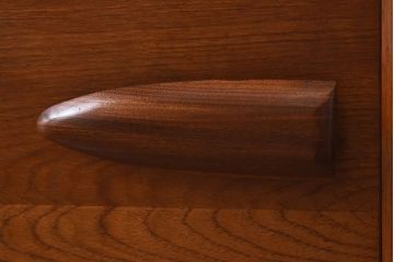 ヴィンテージ家具　北欧ビンテージ　チーク材　取っ手がおしゃれなサイドボード(サイドキャビネット、リビングボード)