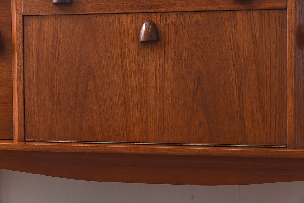 ヴィンテージ家具　北欧ビンテージ　チーク材　取っ手がおしゃれなサイドボード(サイドキャビネット、リビングボード)