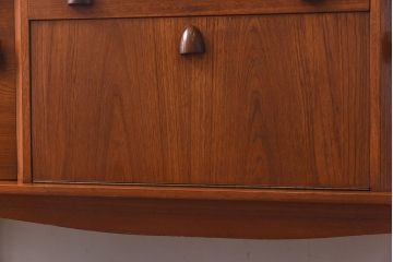 ヴィンテージ家具　北欧ビンテージ　チーク材　取っ手がおしゃれなサイドボード(サイドキャビネット、リビングボード)