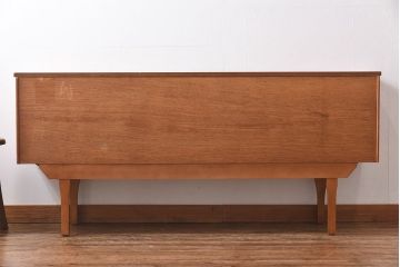 ヴィンテージ家具　北欧ビンテージ　チーク材　取っ手がおしゃれなサイドボード(サイドキャビネット、リビングボード)