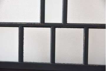 ペイント家具　色ガラス入り　レトロな雰囲気満点のガラス戸(引き戸、建具)2枚組