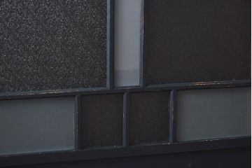 ペイント家具　色ガラス入り　レトロな雰囲気満点のガラス戸(引き戸、建具)2枚組