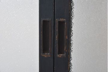 ペイント家具　色ガラス入り　レトロな雰囲気満点のガラス戸(引き戸、建具)2枚組