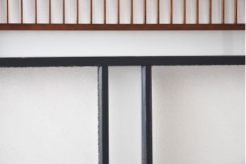 ペイント家具　色ガラス入り　レトロな雰囲気満点のガラス戸(引き戸、建具)2枚組