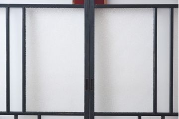 ペイント家具　色ガラス入り　レトロな雰囲気満点のガラス戸(引き戸、建具)2枚組