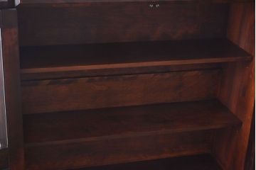 中古　国産家具　重厚な佇まいとなめらかな質感のブックシェルフ(本棚、食器棚、キャビネット)(定価約54万円)