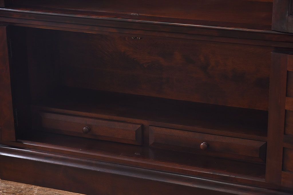 中古　国産家具　重厚な佇まいとなめらかな質感のブックシェルフ(本棚、食器棚、キャビネット)(定価約54万円)