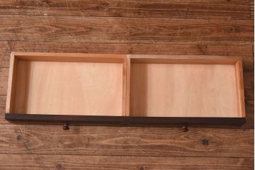 中古　国産家具　重厚な佇まいとなめらかな質感のブックシェルフ(本棚、食器棚、キャビネット)(定価約54万円)