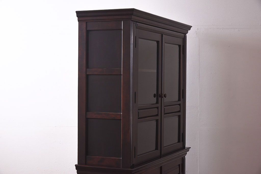 中古　国産家具　重厚な佇まいとなめらかな質感のブックシェルフ(本棚、食器棚、キャビネット)(定価約54万円)