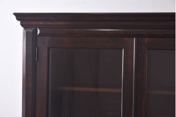 中古　国産家具　重厚な佇まいとなめらかな質感のブックシェルフ(本棚、食器棚、キャビネット)(定価約54万円)