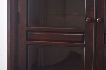 中古　国産家具　重厚な佇まいとなめらかな質感のブックシェルフ(本棚、食器棚、キャビネット)(定価約54万円)