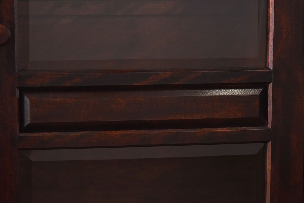 中古　国産家具　重厚な佇まいとなめらかな質感のブックシェルフ(本棚、食器棚、キャビネット)(定価約54万円)