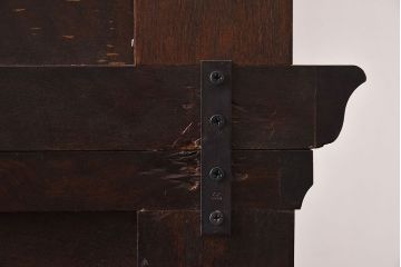 中古　国産家具　重厚な佇まいとなめらかな質感のブックシェルフ(本棚、食器棚、キャビネット)(定価約54万円)