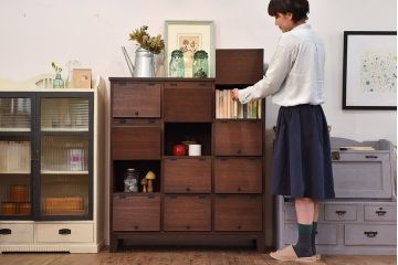 ラフジュ工房オリジナル　古材使用　4×3マス　丸い取っ手が愛らしいパタパタ扉付き収納棚(キャビネット、下駄箱、ロッカー)