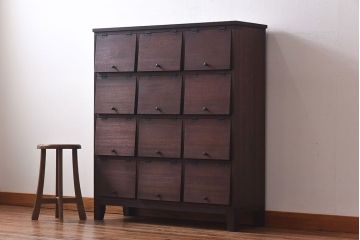 ラフジュ工房オリジナル　古材使用　4×3マス　丸い取っ手が愛らしいパタパタ扉付き収納棚(キャビネット、下駄箱、ロッカー)