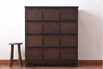 ラフジュ工房オリジナル　古材使用　4×3マス　丸い取っ手が愛らしいパタパタ扉付き収納棚(キャビネット、下駄箱、ロッカー)