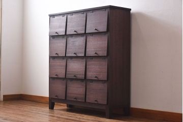ラフジュ工房オリジナル　古材使用　4×3マス　丸い取っ手が愛らしいパタパタ扉付き収納棚(キャビネット、下駄箱、ロッカー)