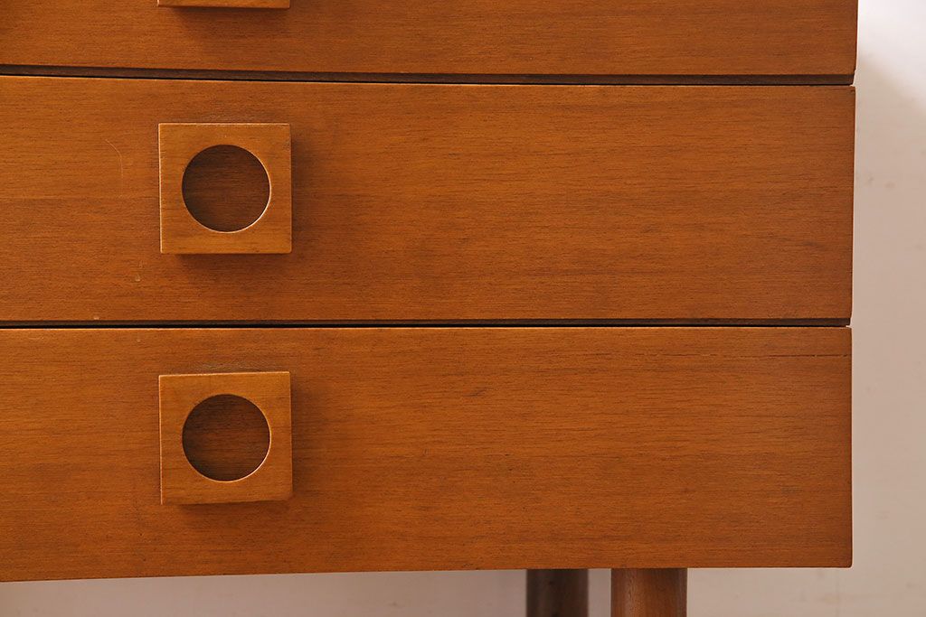 ヴィンテージ家具　北欧ビンテージ　チーク材　レトロな雰囲気のサイドチェスト(ローチェスト、引き出し)