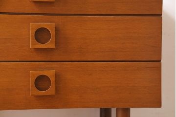 ヴィンテージ家具　北欧ビンテージ　チーク材　レトロな雰囲気のサイドチェスト(ローチェスト、引き出し)