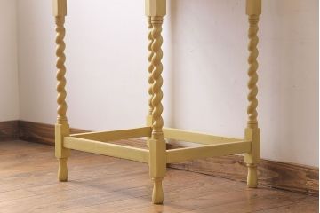 ペイント家具　ツイストレッグがおしゃれなイギリスビンテージのサイドテーブル(カフェテーブル、花台)(1)