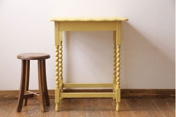 ペイント家具　ツイストレッグがおしゃれなイギリスビンテージのサイドテーブル(カフェテーブル、花台)(1)