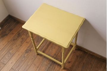 ペイント家具　ツイストレッグがおしゃれなイギリスビンテージのサイドテーブル(カフェテーブル、花台)(1)