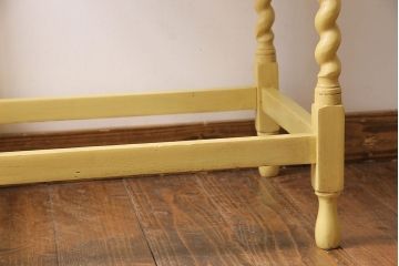 ペイント家具　ツイストレッグがおしゃれなイギリスビンテージのサイドテーブル(カフェテーブル、花台)(1)