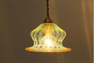 温かな雰囲気漂うハット型のウランガラス製シェード(天井照明、電笠)