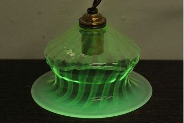 温かな雰囲気漂うハット型のウランガラス製シェード(天井照明、電笠)