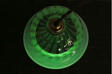 温かな雰囲気漂うハット型のウランガラス製シェード(天井照明、電笠)