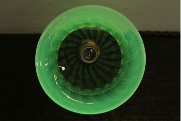 温かな雰囲気漂うハット型のウランガラス製シェード(天井照明、電笠)