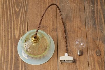 温かな雰囲気漂うハット型のウランガラス製シェード(天井照明、電笠)