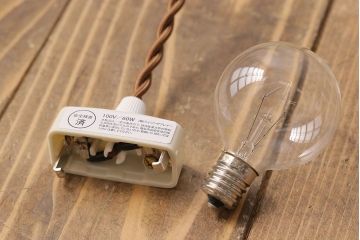 温かな雰囲気漂うハット型のウランガラス製シェード(天井照明、電笠)