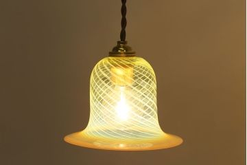 浮かび上がる模様がおしゃれなウランガラス製シェード(天井照明、電笠)