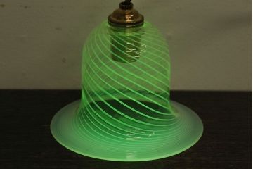 浮かび上がる模様がおしゃれなウランガラス製シェード(天井照明、電笠)