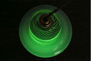 浮かび上がる模様がおしゃれなウランガラス製シェード(天井照明、電笠)