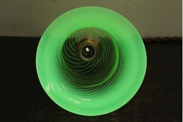 浮かび上がる模様がおしゃれなウランガラス製シェード(天井照明、電笠)
