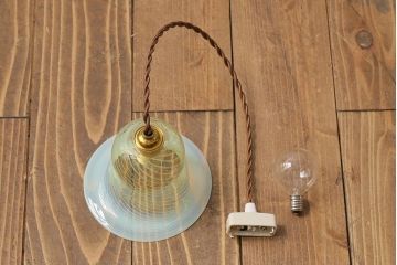浮かび上がる模様がおしゃれなウランガラス製シェード(天井照明、電笠)