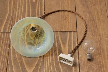 浮かび上がる模様がおしゃれなウランガラス製シェード(天井照明、電笠)