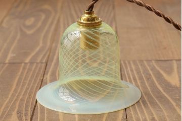 浮かび上がる模様がおしゃれなウランガラス製シェード(天井照明、電笠)