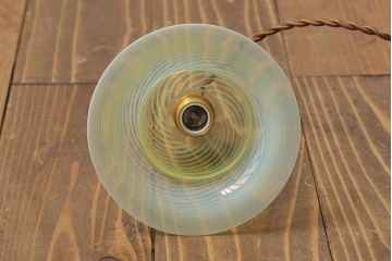 浮かび上がる模様がおしゃれなウランガラス製シェード(天井照明、電笠)