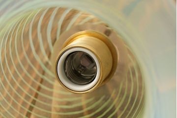 浮かび上がる模様がおしゃれなウランガラス製シェード(天井照明、電笠)