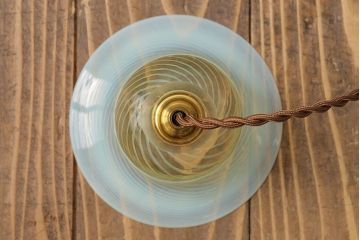 浮かび上がる模様がおしゃれなウランガラス製シェード(天井照明、電笠)