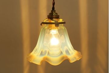 フリルのデザインが可愛らしいウランガラス製シェード(天井照明、電笠)