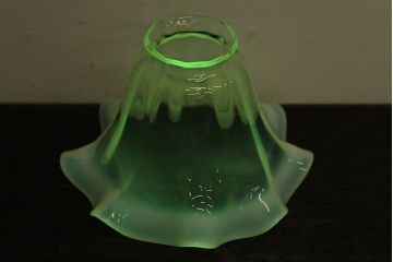 フリルのデザインが可愛らしいウランガラス製シェード(天井照明、電笠)