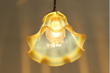 フリルのデザインが可愛らしいウランガラス製シェード(天井照明、電笠)