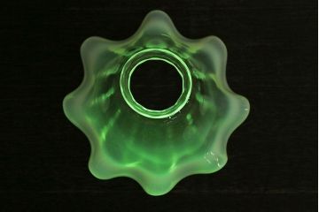 フリルのデザインが可愛らしいウランガラス製シェード(天井照明、電笠)