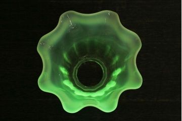 フリルのデザインが可愛らしいウランガラス製シェード(天井照明、電笠)