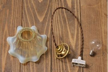 フリルのデザインが可愛らしいウランガラス製シェード(天井照明、電笠)