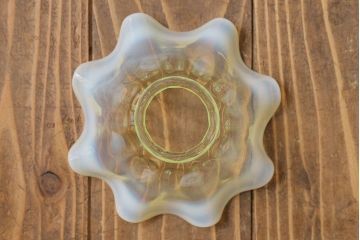 フリルのデザインが可愛らしいウランガラス製シェード(天井照明、電笠)
